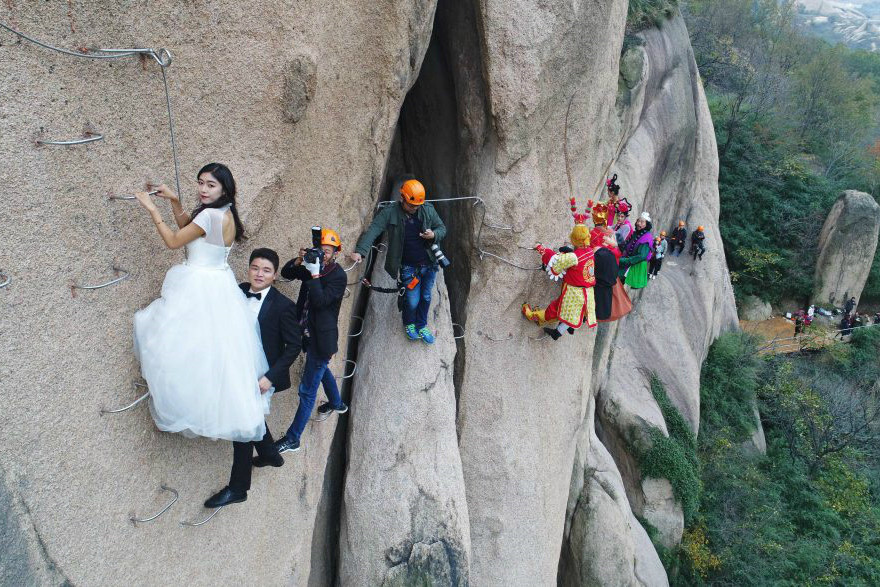 Đôi trẻ treo mình lơ lửng chụp ảnh cưới ở độ cao hơn 100 m