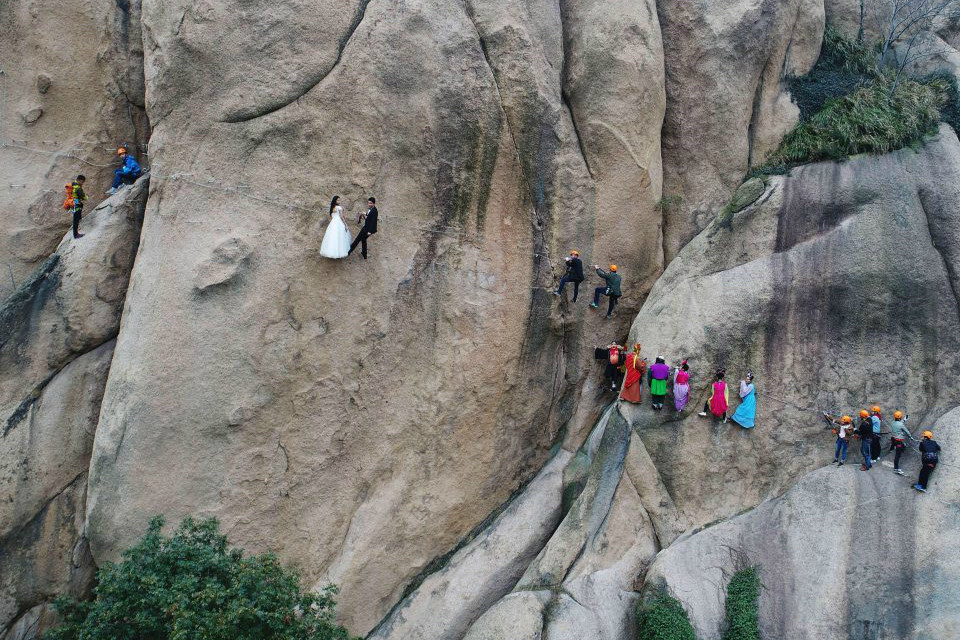 Đôi trẻ treo mình lơ lửng chụp ảnh cưới ở độ cao hơn 100 m