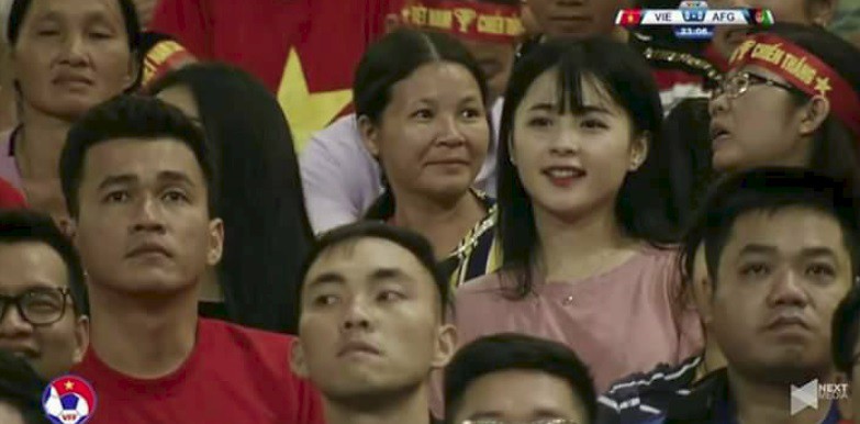 Cộng đồng mạng săn lùng cô cổ động viên xinh đẹp trong trận bóng Việt Nam - Afghanistan