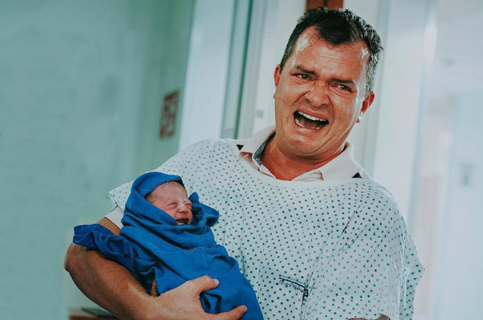 Những bức ảnh chứng minh khi ở bên con, cha bỗng... dịu dàng