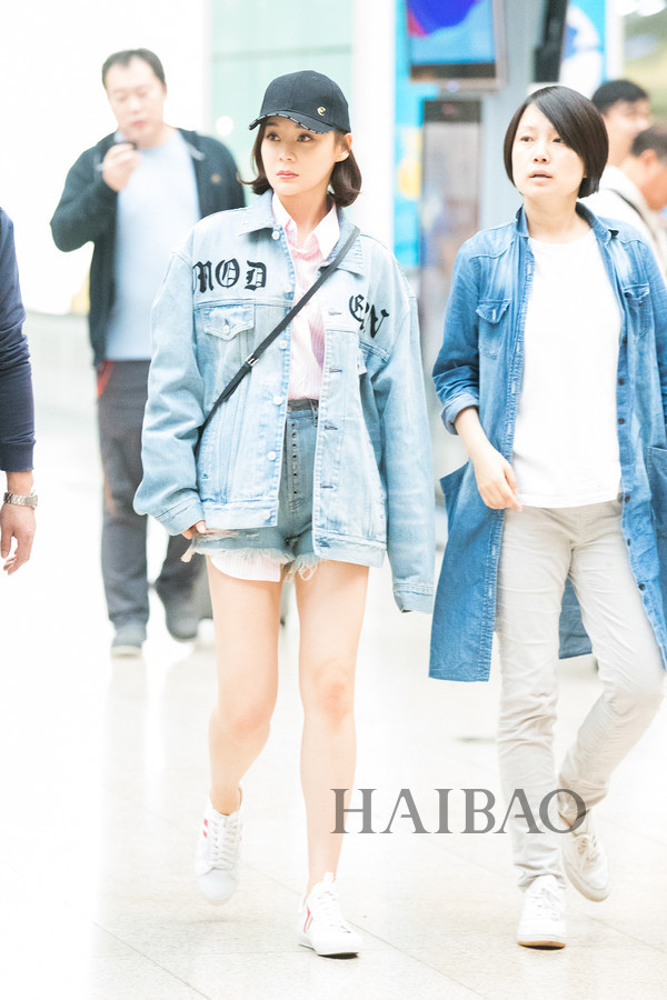 Sao Hoa ngữ chuộng áo khoác denim phá cách xuống phố