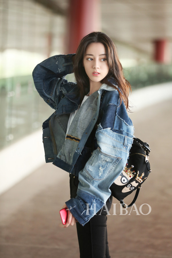 Sao Hoa ngữ chuộng áo khoác denim phá cách xuống phố