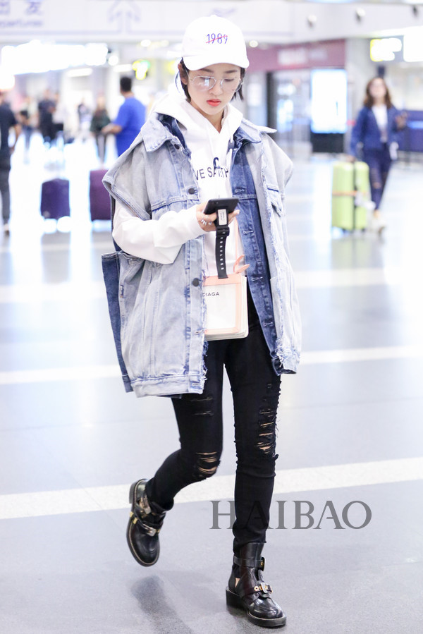 Sao Hoa ngữ chuộng áo khoác denim phá cách xuống phố