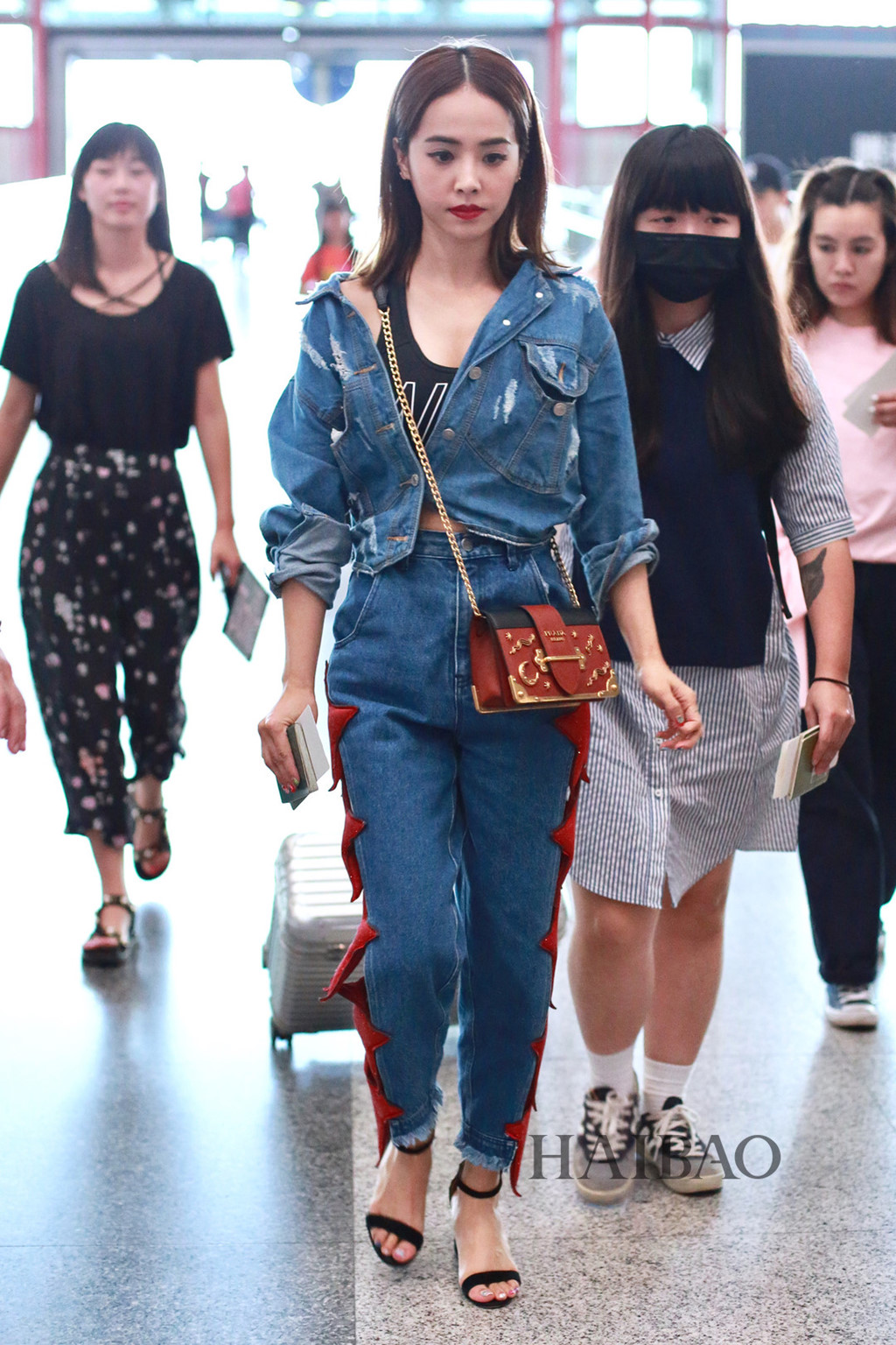 Sao Hoa ngữ chuộng áo khoác denim phá cách xuống phố