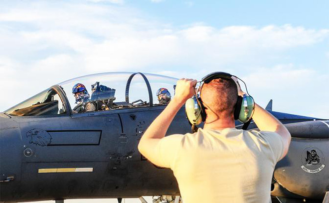 F-15 Mỹ đối đầu Su-30SM Nga: Đại bàng tấn công đè bẹp vịt con?