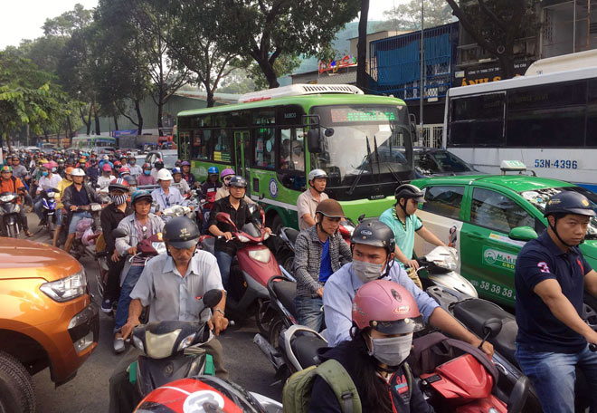 Người SG như hóa điên vì kẹt xe tại công trình cầu vượt trước giờ G