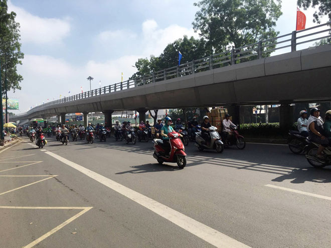 Người SG như hóa điên vì kẹt xe tại công trình cầu vượt trước giờ G