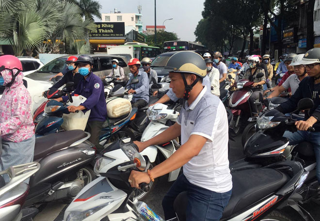 Người SG như hóa điên vì kẹt xe tại công trình cầu vượt trước giờ G