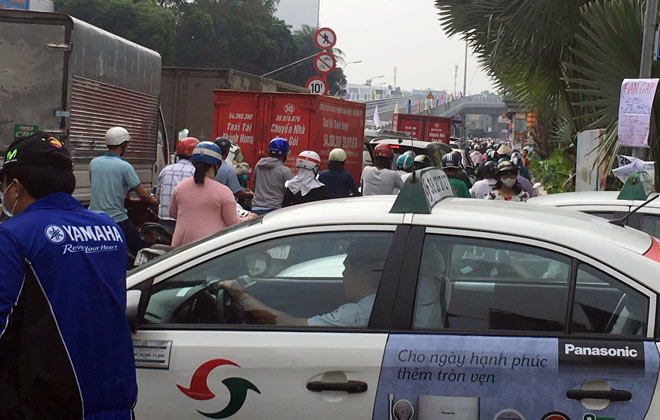 Người SG như hóa điên vì kẹt xe tại công trình cầu vượt trước giờ G