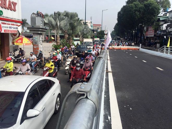 Người SG như hóa điên vì kẹt xe tại công trình cầu vượt trước giờ G