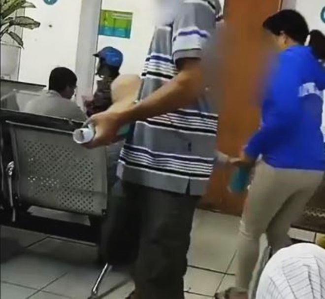 Người phụ nữ biến thái, ngang nhiên sờ vùng nhạy cảm của nhiều đàn ông ngay trong bệnh viện