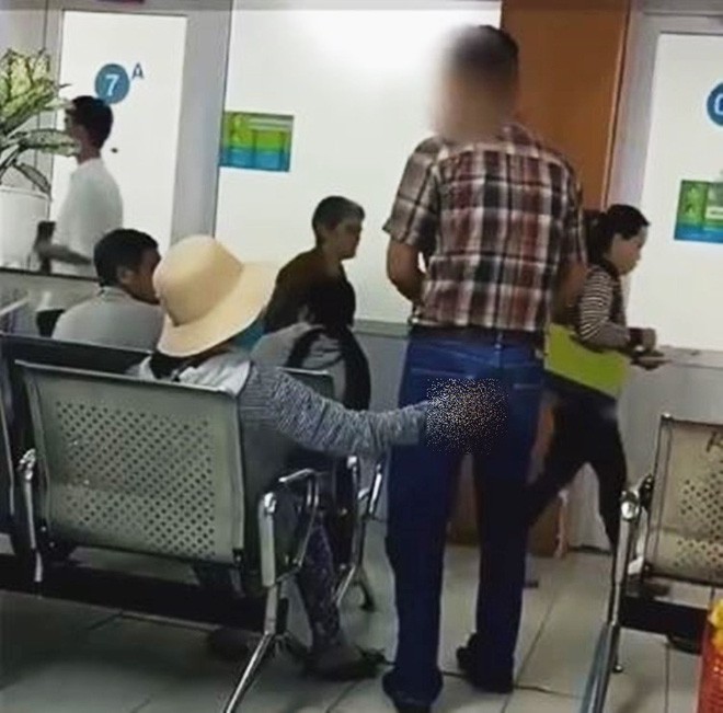 Người phụ nữ biến thái, ngang nhiên sờ vùng nhạy cảm của nhiều đàn ông ngay trong bệnh viện