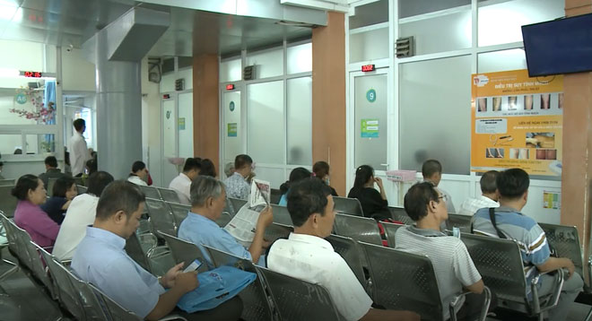 Người phụ nữ biến thái, ngang nhiên sờ vùng nhạy cảm của nhiều đàn ông ngay trong bệnh viện