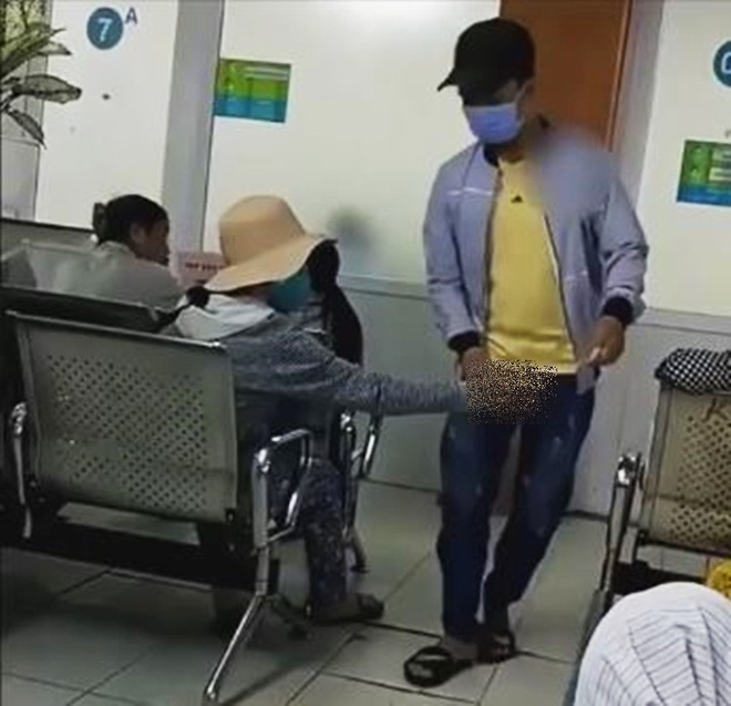 Người phụ nữ biến thái, ngang nhiên sờ vùng nhạy cảm của nhiều đàn ông ngay trong bệnh viện
