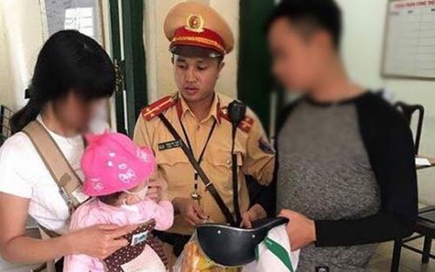 Cảnh sát giao thông thuyết phục thiếu phụ định nhảy cầu Chương Dương