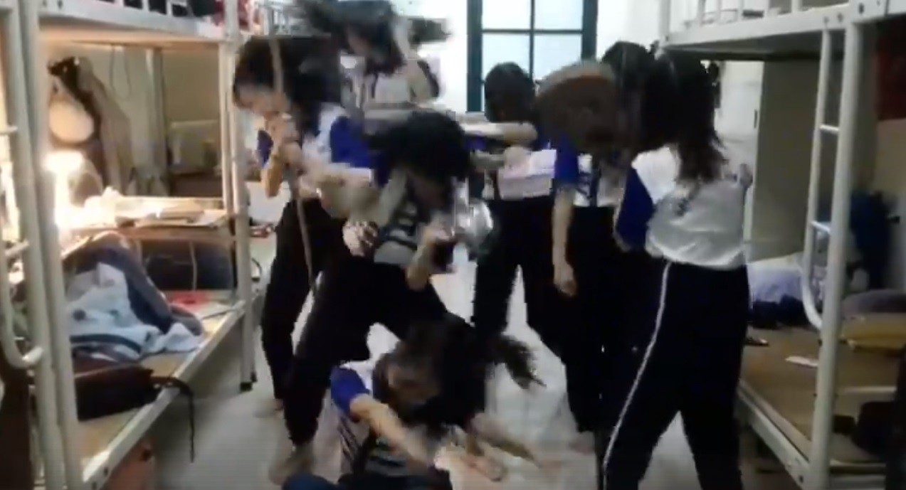 Nữ sinh ĐH Quốc gia Hà Nội quẩy tưng bừng khi qua môn giữa kỳ Thể dục