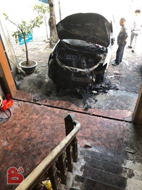 Hà Nội: Xe Mazda CX-5 bất ngờ cháy trụi đầu trong đêm