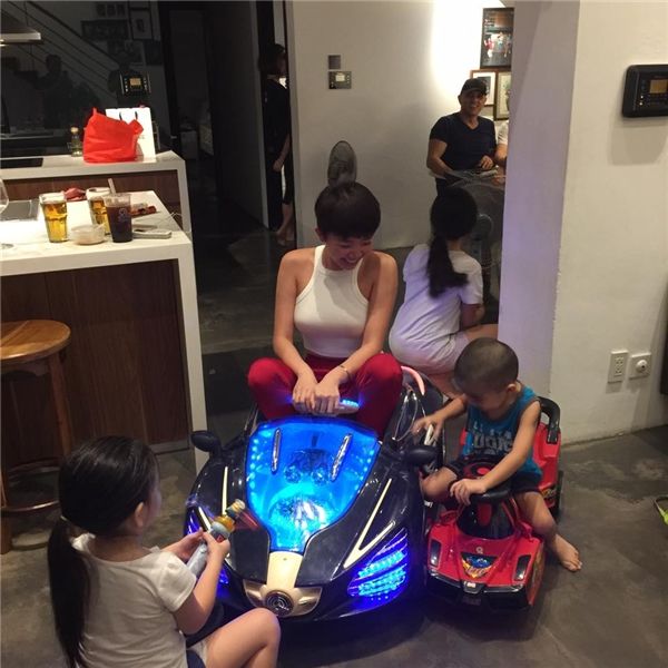 Trên sân khấu lộng lẫy là thế, nhưng về nhà các sao Việt lại hồn nhiên và đáng yêu thế này!