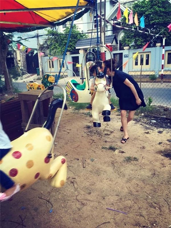 Trên sân khấu lộng lẫy là thế, nhưng về nhà các sao Việt lại hồn nhiên và đáng yêu thế này!