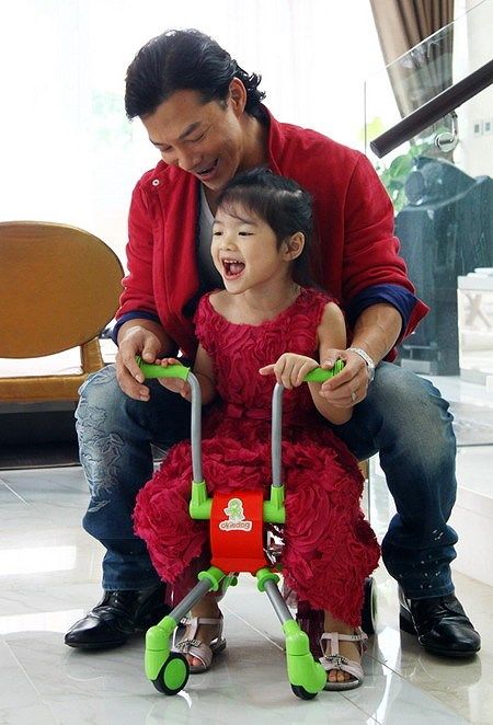 Trên sân khấu lộng lẫy là thế, nhưng về nhà các sao Việt lại hồn nhiên và đáng yêu thế này!