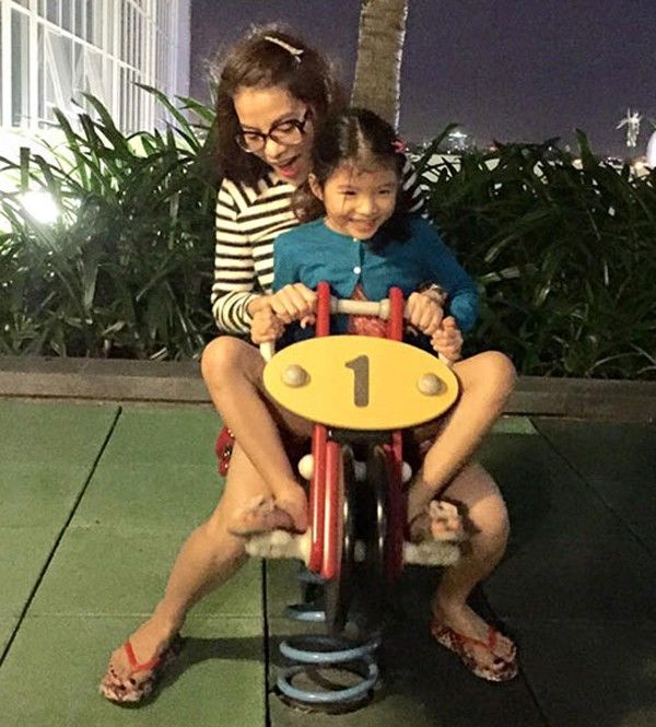 Trên sân khấu lộng lẫy là thế, nhưng về nhà các sao Việt lại hồn nhiên và đáng yêu thế này!