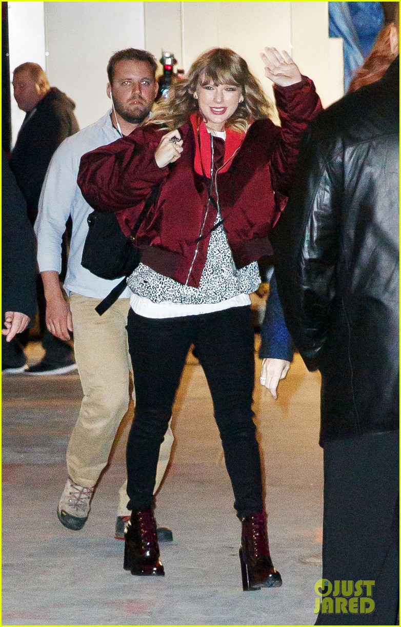 Taylor Swift gây ngỡ ngàng với thân hình phát tướng, hông nở đùi to trên phố