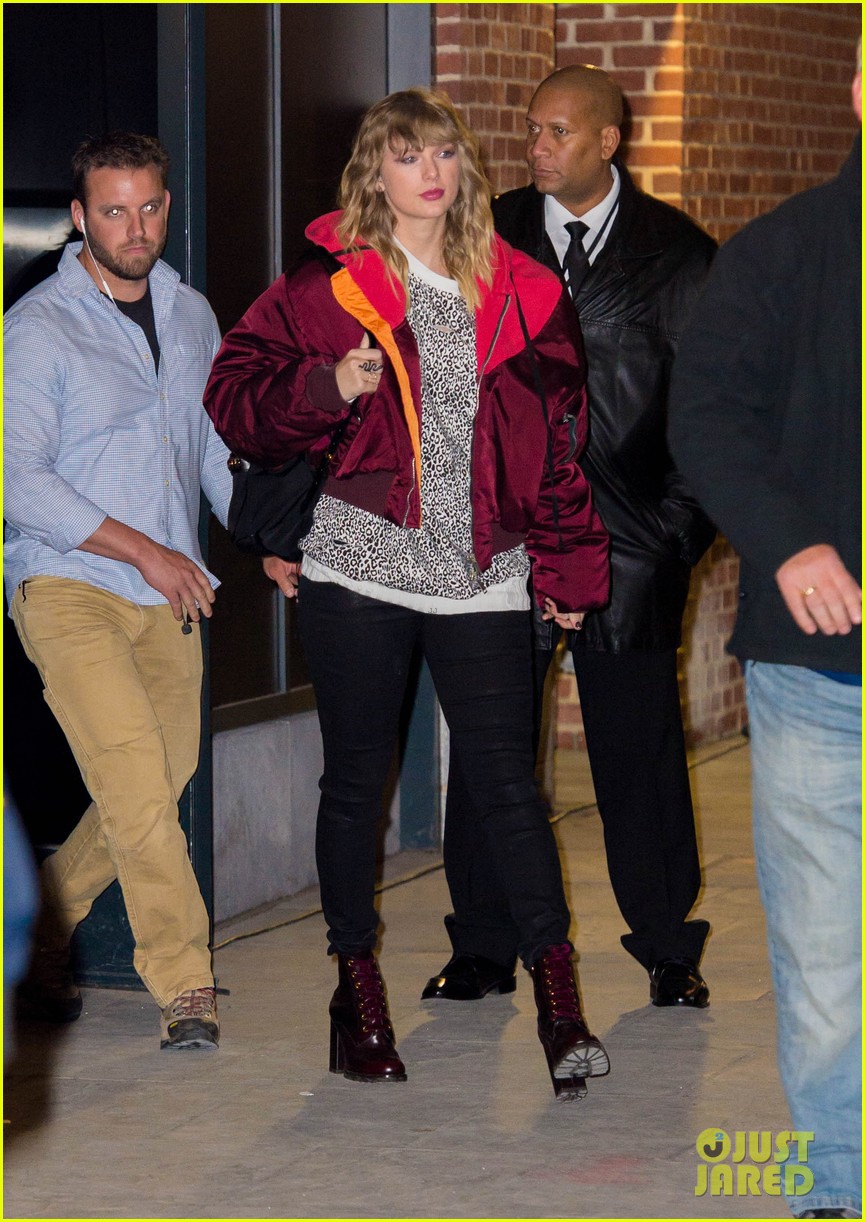 Taylor Swift gây ngỡ ngàng với thân hình phát tướng, hông nở đùi to trên phố