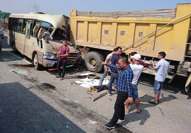 Ôtô khách húc đuôi xe tải, tài xế tử vong tại chỗ