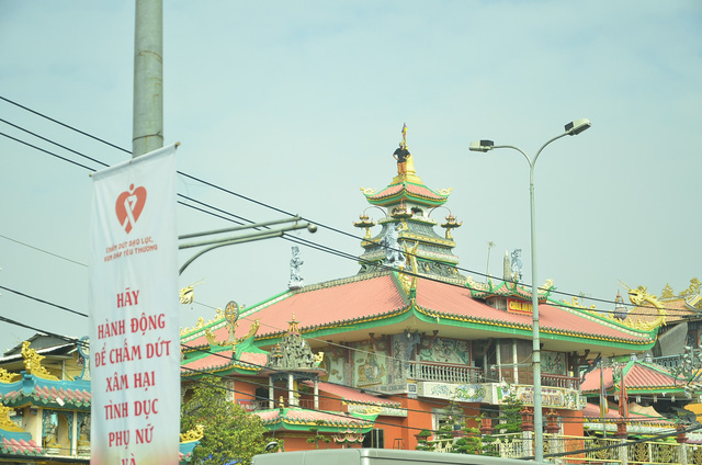 TPHCM: Thanh niên trèo lên nóc chùa quậy phá suốt nhiều giờ