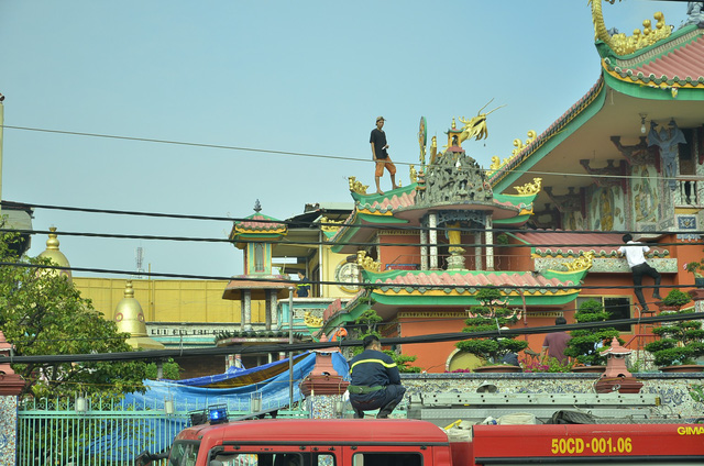 TPHCM: Thanh niên trèo lên nóc chùa quậy phá suốt nhiều giờ