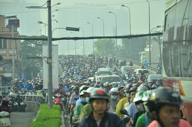 TPHCM: Thanh niên trèo lên nóc chùa quậy phá suốt nhiều giờ