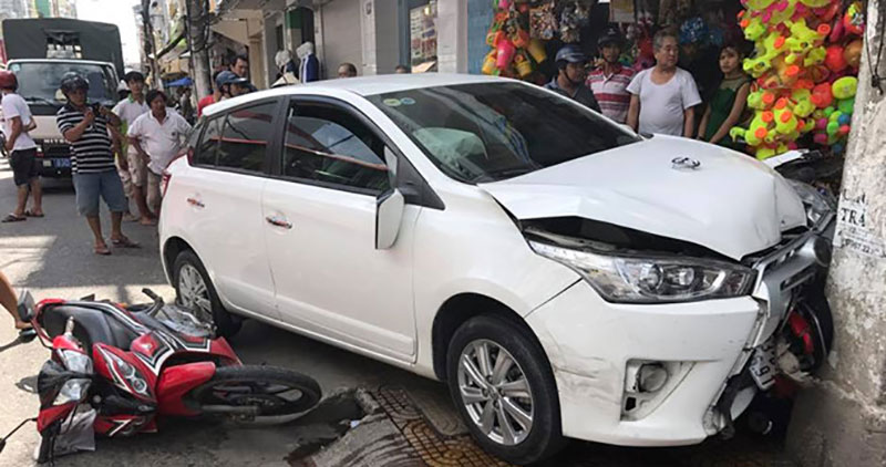 Vụ thượng úy lái Toyota tông 7 xe máy: Chủ phương tiện đòi đền ôtô mới