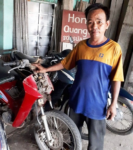 Trâu điên húc người dân gãy sườn, phá hỏng 3 xe máy