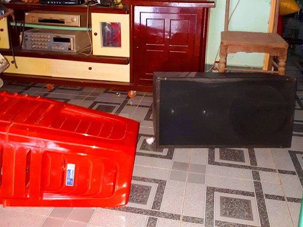 Trâu điên húc người dân gãy sườn, phá hỏng 3 xe máy