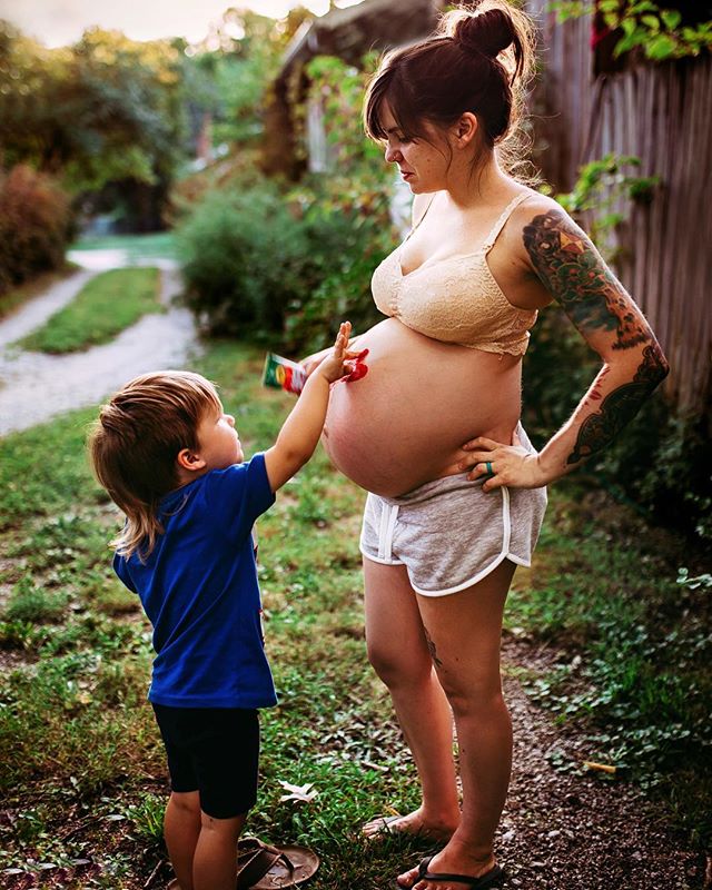 Con trai lớn hỏi Bụng mẹ bị làm sao vậy và đây là câu trả lời của người mẹ