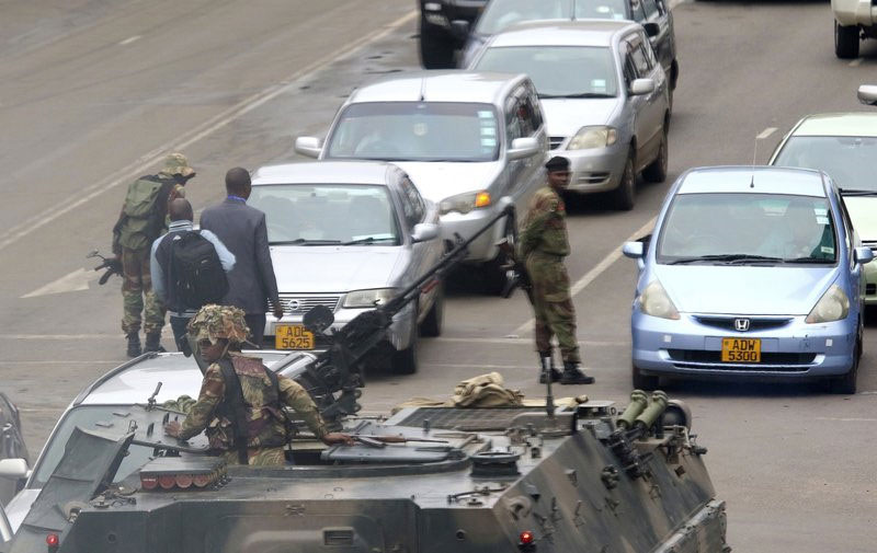 Thủ đô Zimbabwe bị phong tỏa, người dân lũ lượt đi rút tiền