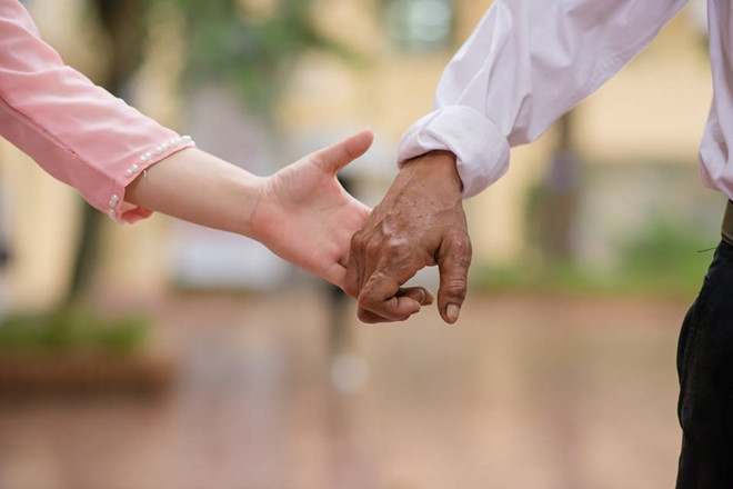 Cha nghèo bắt xe từ 4h sáng lên thành phố chụp kỷ yếu với con gái