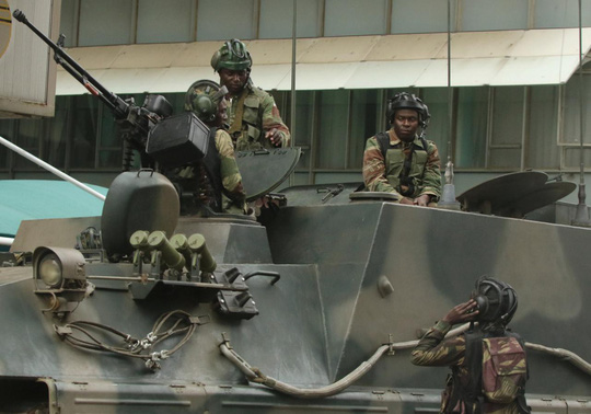 Bị cầm giữ, tổng thống Zimbabwe vẫn cứng giọng