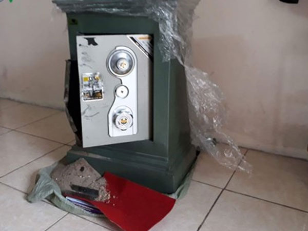 Dùng búa đinh phá két sắt trộm 200 triệu đồng