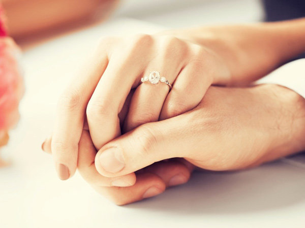 Bi hài thanh niên cầu hôn bằng cách nhét nhẫn vào bánh nhưng lại bị bạn gái nuốt trôi