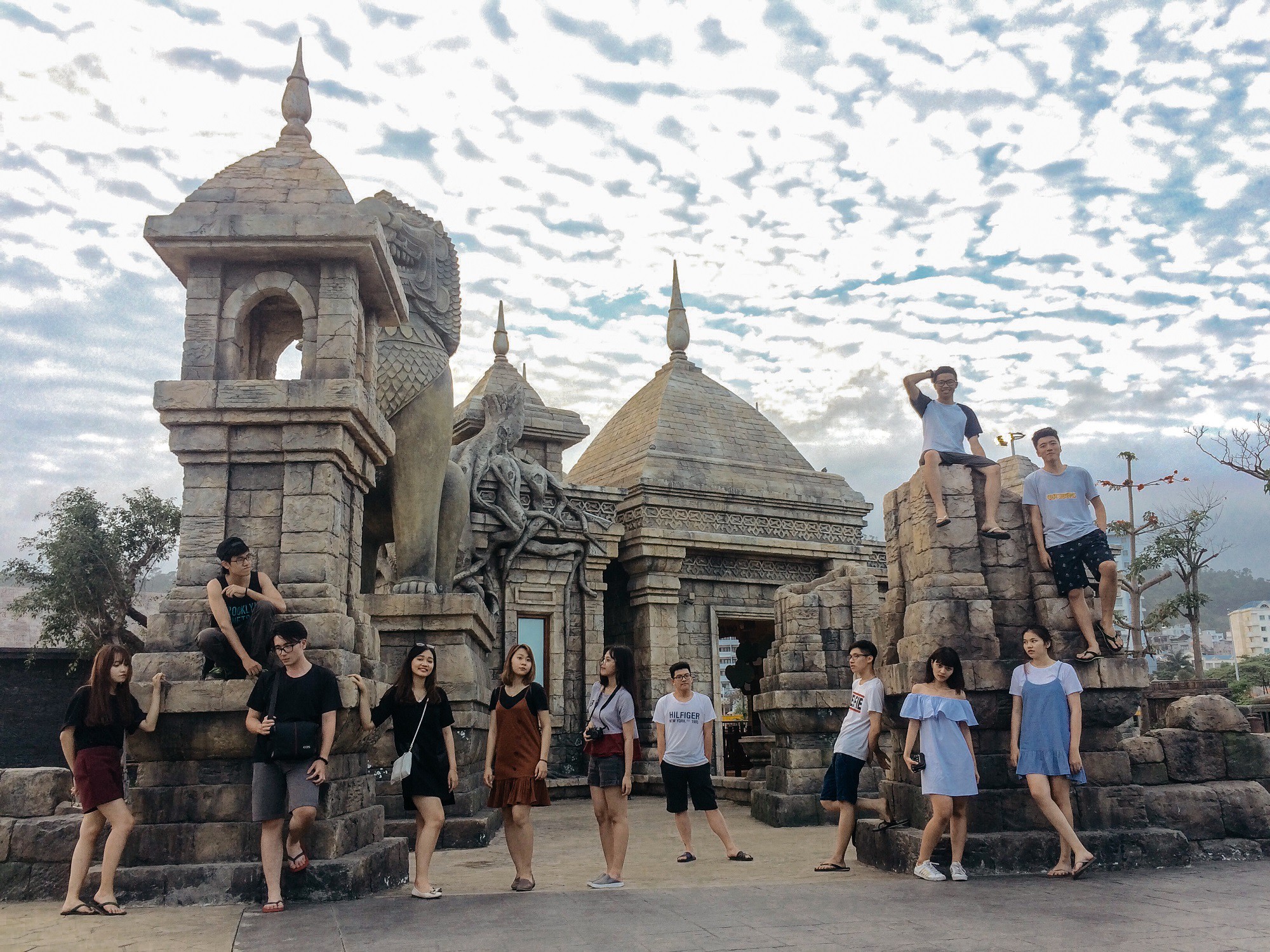 Câu lạc bộ của những cô gái nổi tiếng nhờ xuất hiện cạnh Tổng thống Mỹ, tỷ phú châu Á