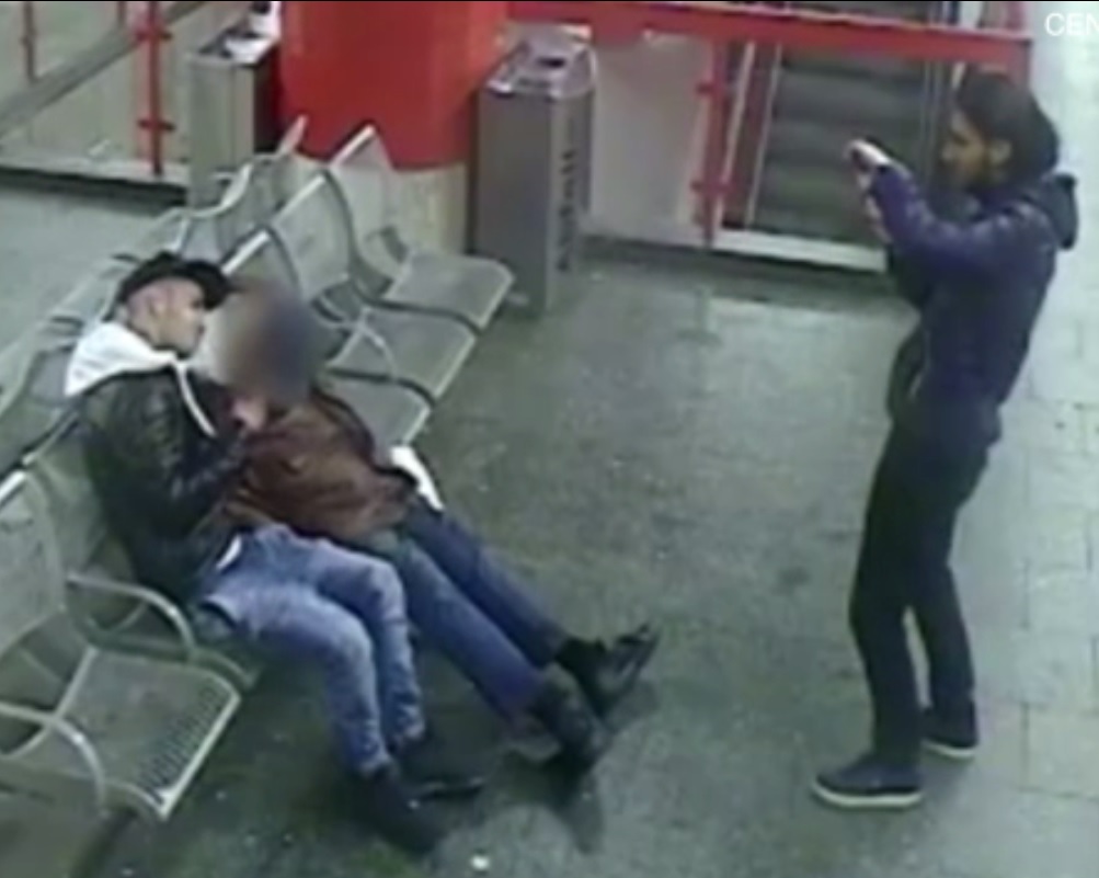 Chụp ảnh với người đang ngủ rồi châm lửa đốt