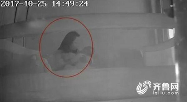 Con 1 tuổi hay khóc thét về đêm, mẹ bàng hoàng phát hiện sự thật qua camera