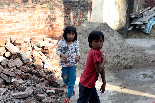 Một ngày tất bật của cặp vợ chồng 12 năm đẻ 8 đứa con