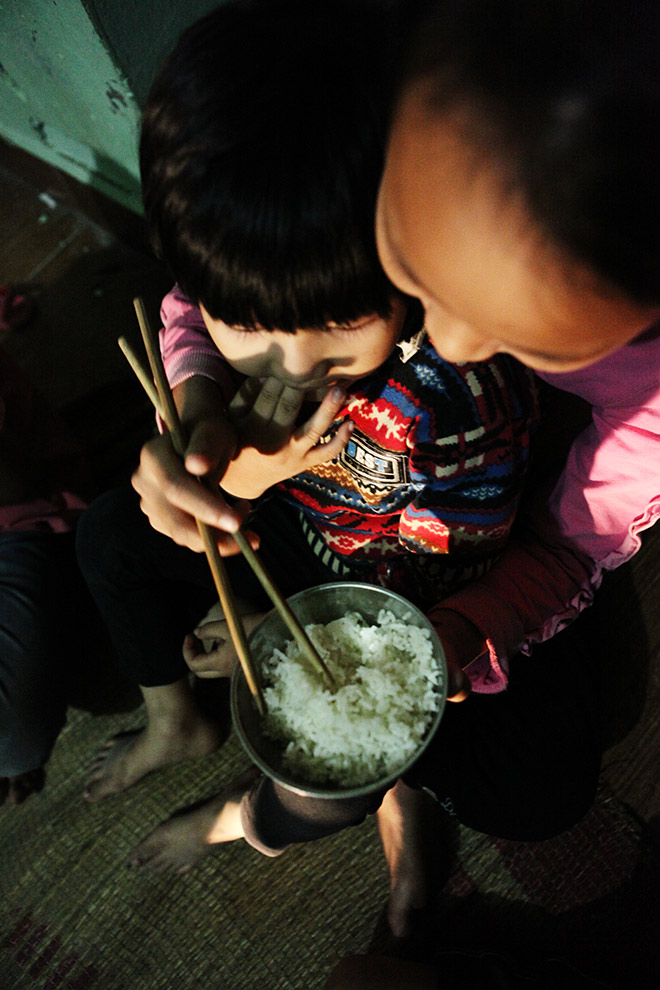 Một ngày tất bật của cặp vợ chồng 12 năm đẻ 8 đứa con