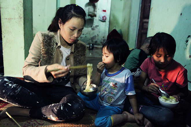 Một ngày tất bật của cặp vợ chồng 12 năm đẻ 8 đứa con