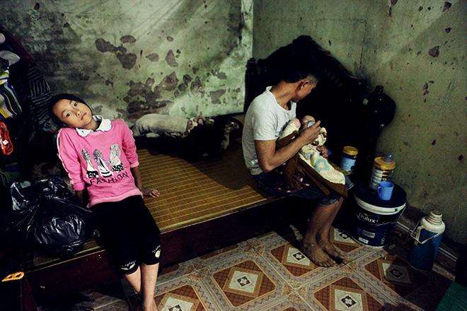 Một ngày tất bật của cặp vợ chồng 12 năm đẻ 8 đứa con