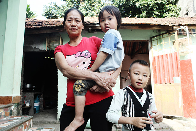 Một ngày tất bật của cặp vợ chồng 12 năm đẻ 8 đứa con