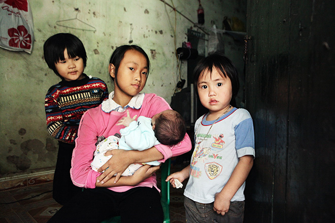 Một ngày tất bật của cặp vợ chồng 12 năm đẻ 8 đứa con