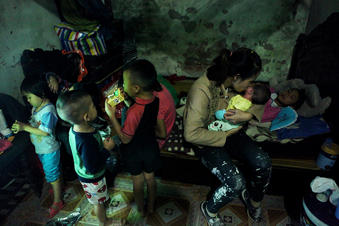 Một ngày tất bật của cặp vợ chồng 12 năm đẻ 8 đứa con